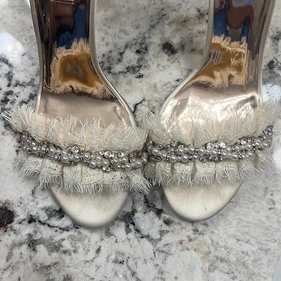 Badgley Mischka Champagne 4in block heel with diamonds and pearls - Picture 5 of 5